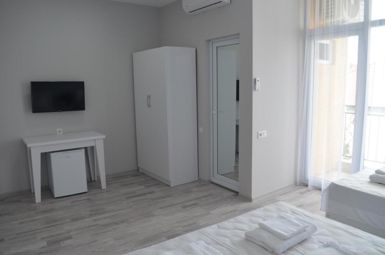 Guest House Madonna Kobuleti Exterior photo