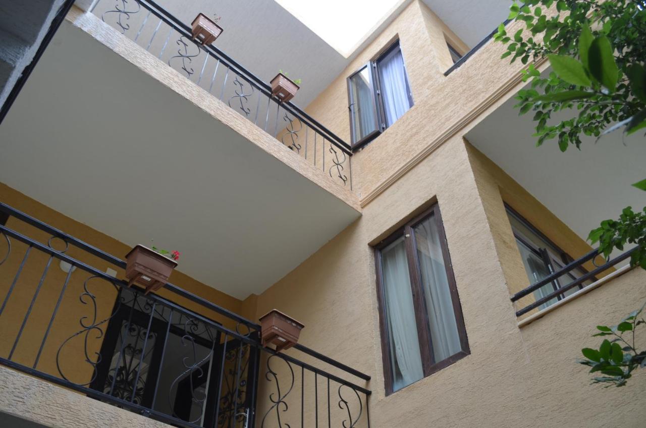 Guest House Madonna Kobuleti Exterior photo