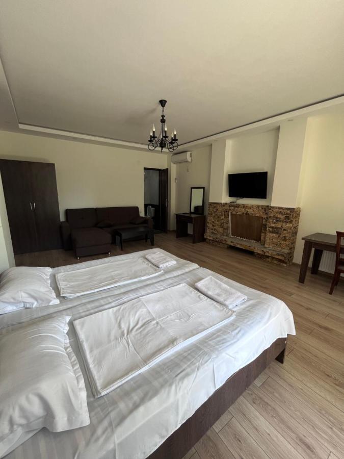 Guest House Madonna Kobuleti Exterior photo
