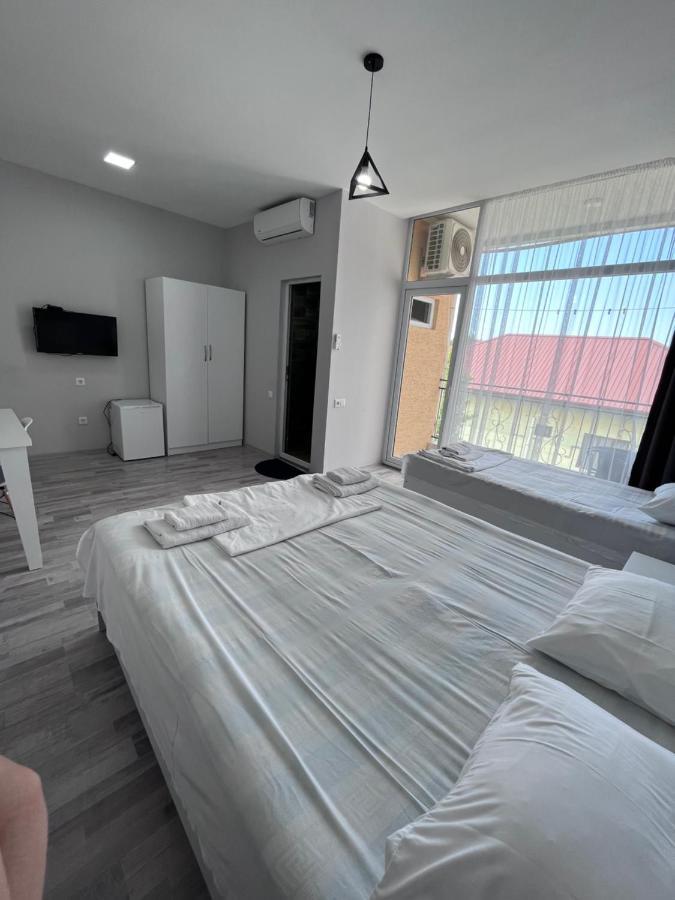 Guest House Madonna Kobuleti Exterior photo